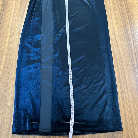 Amanda Uprichard Black Velvet Wolfe Gown, $312 currently on Revolve, NWT Small - Picture 9 of 11